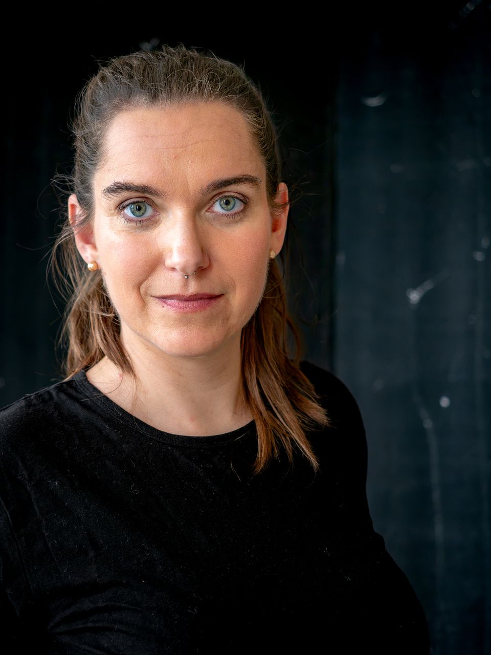 Porträt von Miriam Göbel vor dunklem Hintergrund
